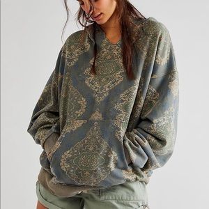 FREE PEOPLE IT’S A VIBE PRINTED HOODIE